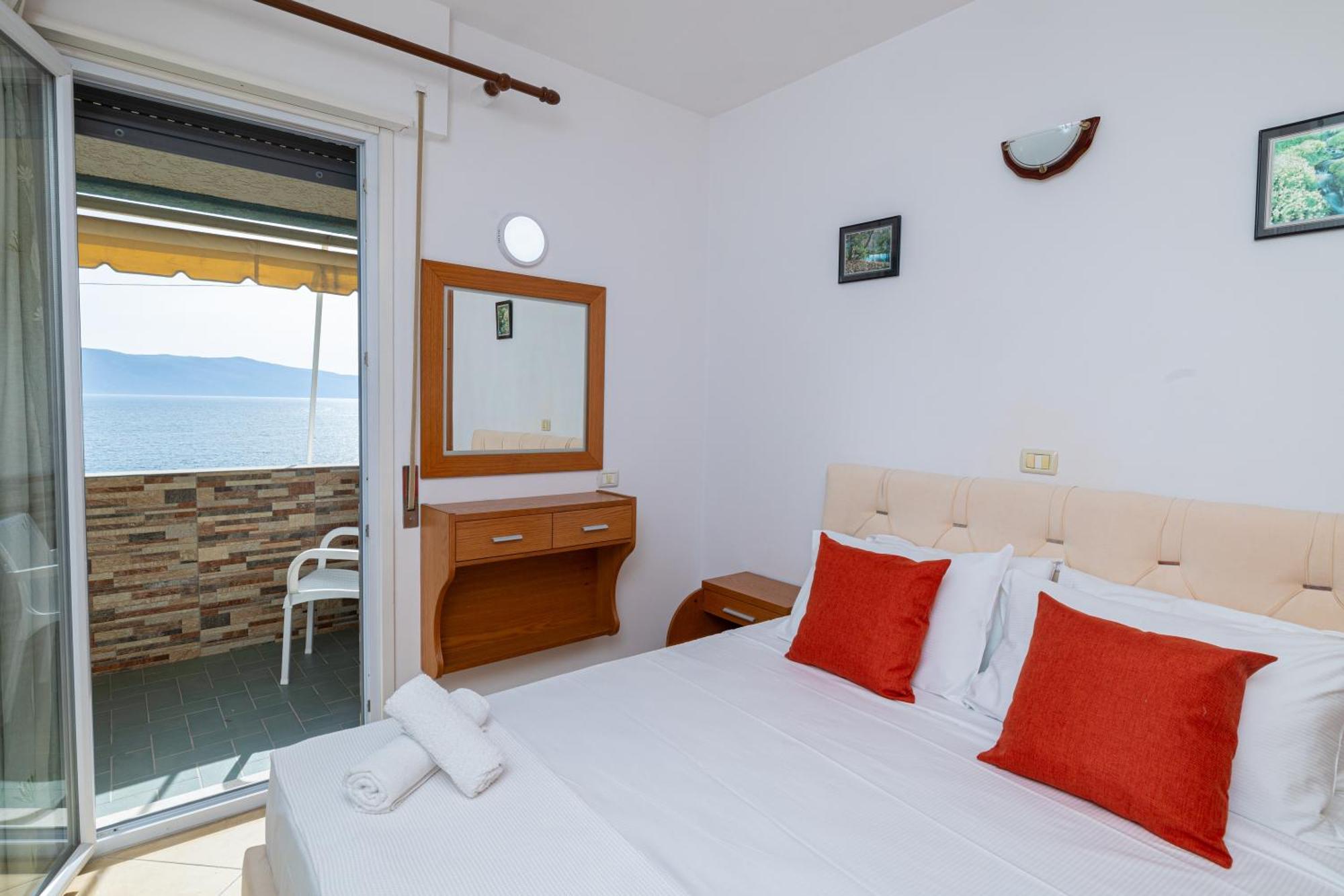 Lucas Apartments Rental Вльора Екстер'єр фото